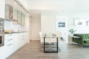 Luxe appartement, uitzicht op stad | Privékeuken | Een koelkast/vriezer, een magnetron, een oven, een kookplaat