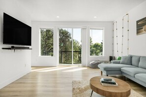 تلفزيون ذكي، تنس طاولة، كُتُب، ستيريو