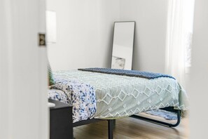 3 عدّة غرف نوم ومكتب ومكواة/لوح كي وسرير سفر