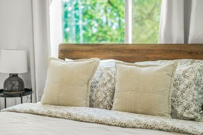 3 slaapkamers, een bureau, een strijkplank/strijkijzer, reisbedje