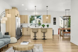 Smart-tv, een tafeltennistafel, boeken en een stereo