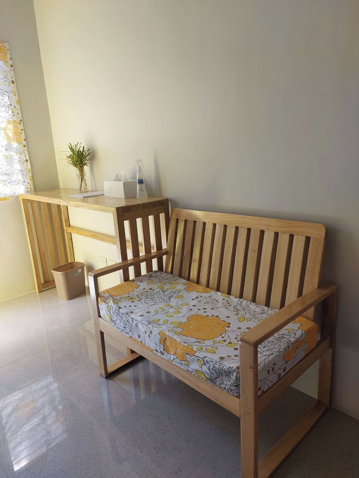 Schreibtisch, laptopgeeigneter Arbeitsplatz, Verdunkelungsvorhänge