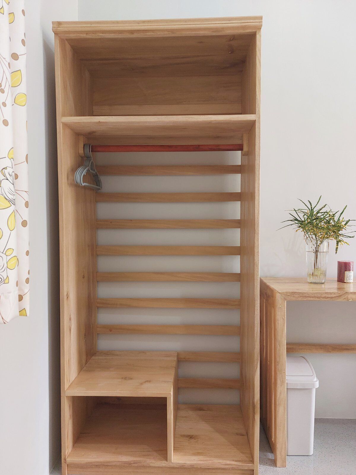 Escritorio, espacio para trabajar con un portátil, cortinas opacas