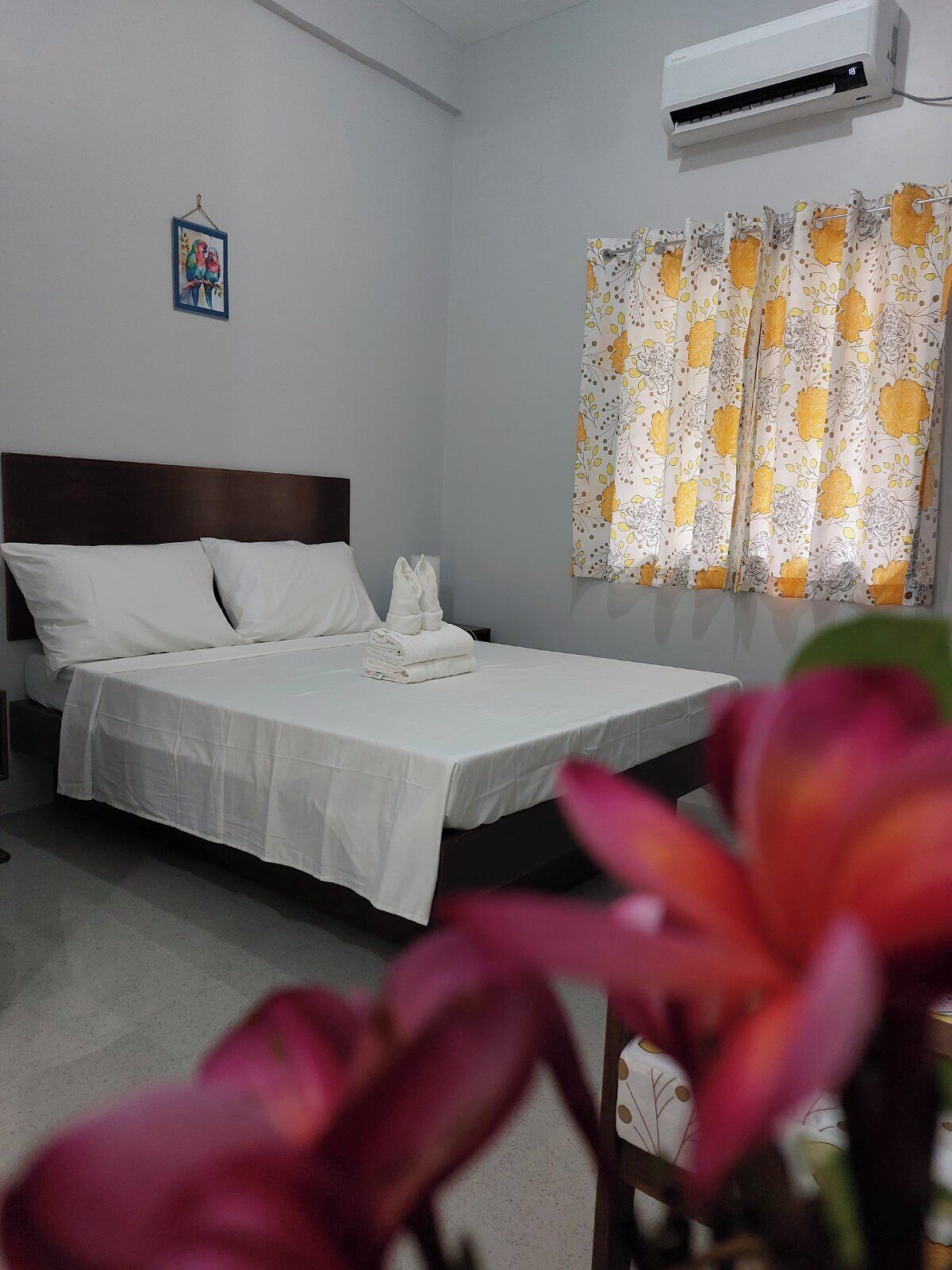 Bureau, espace de travail pour ordinateur portable, rideaux occultants