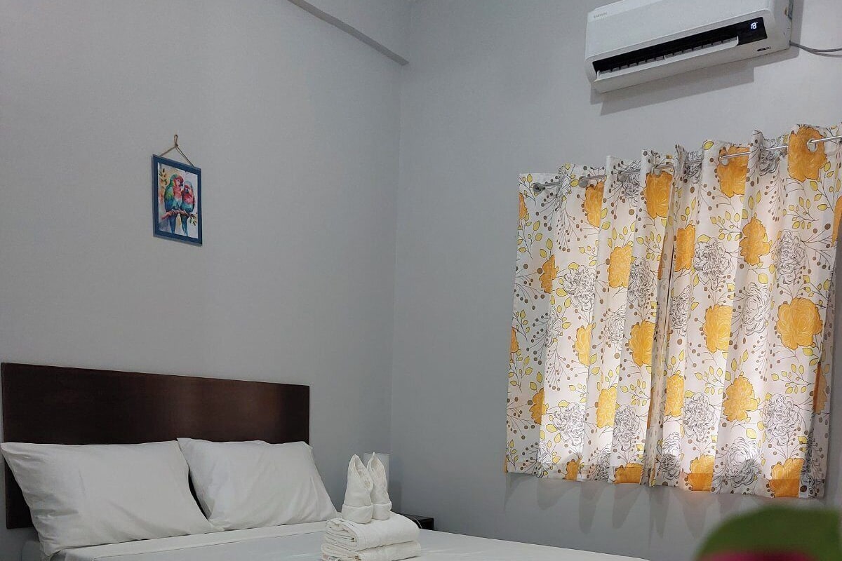 Habitación doble, para no fumadores, baño privado | Escritorio, espacio para trabajar con laptop y cortinas blackout