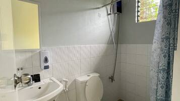 Ducha, pantuflas, toallas, jabón