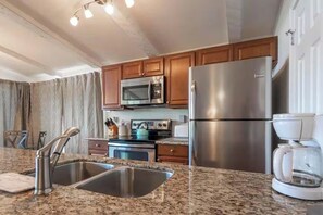 Kylskåp, mikrovågsugn, ugn och spishäll