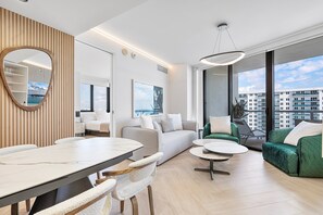 Fernseher, Bücher, Musikbibliothek, Videothek