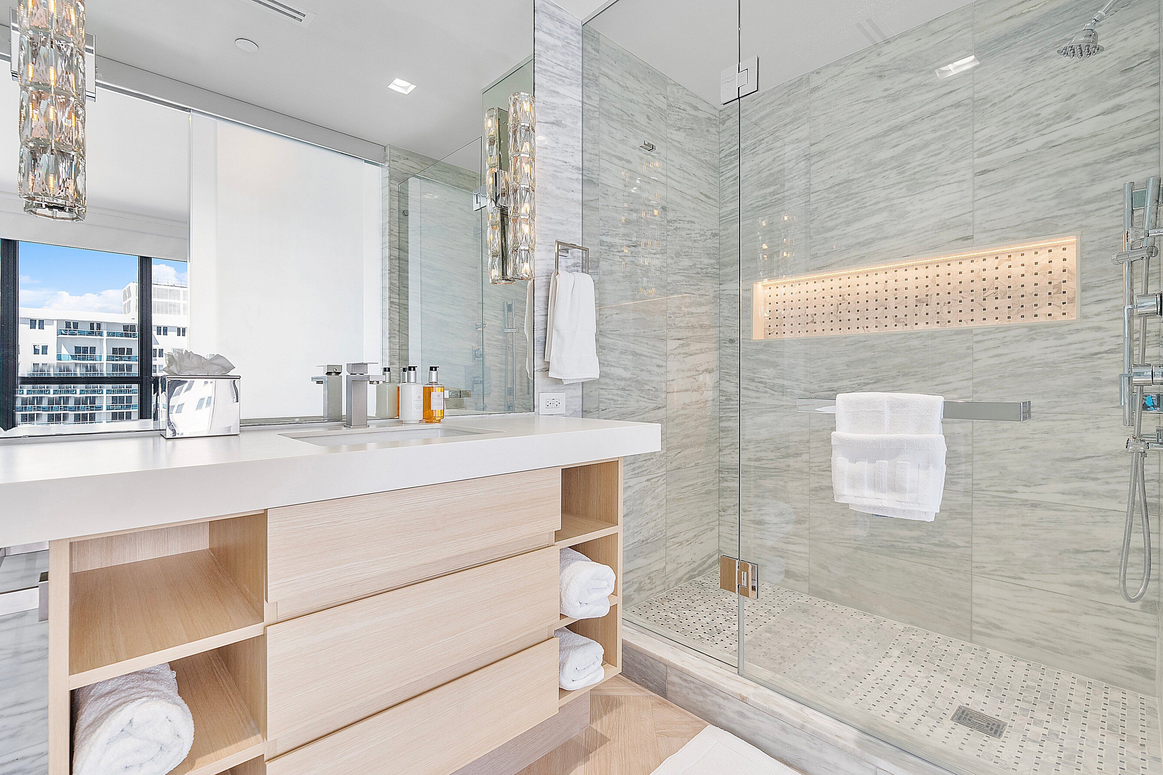 Shower, hair dryer, bidet, towels