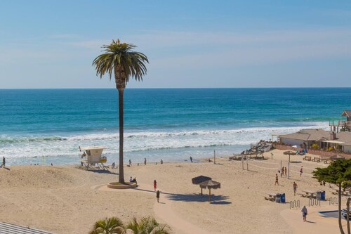 Walk to the beach! The Moonlight Beach Bungalow