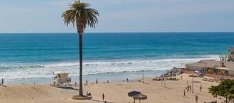 Walk to the beach! The Moonlight Beach Bungalow