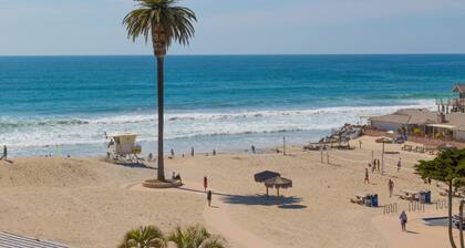 Walk to the beach! The Moonlight Beach Bungalow