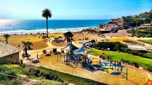 A beachside park with playgrounds and a view of the ocean. - Walk to the beach! The Moonlight Beach Bungalow (Encinitas)