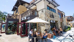 A building with a coffee shop named 'the lofts' and a dental clinic named 'Moonlight Beach Dental'. - Walk to the beach! The Moonlight Beach Bungalow (Encinitas)