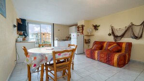 Un espacio habitable compacto con comedor, cocina y sofá.