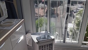 Una cocina moderna con horno integrado y ventana que da a la calle.