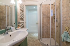 Dusche, Haartrockner, Bidet, Handtücher
