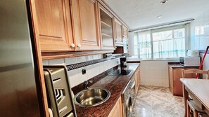 Fridge, microwave, oven, coffee/tea maker