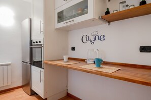 Refrigerador, horno, parrilla de estufa y tetera eléctrica 