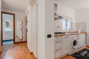 Fridge, oven, stovetop, electric kettle