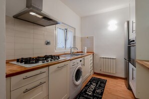Fridge, oven, stovetop, electric kettle