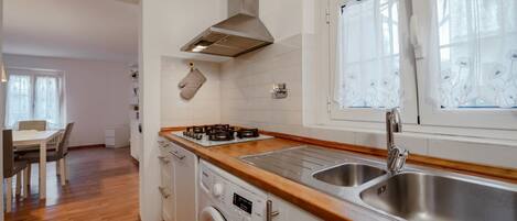 Een koelkast, een oven, een kookplaat, een broodrooster