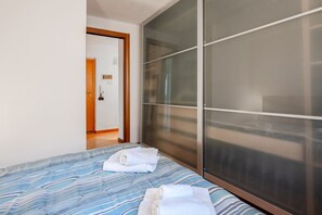 1 habitación, tabla de planchar con plancha, wifi y ropa de cama