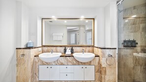 Shower, jetted bath, towels