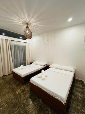 Familiekamer, huisdieren toegestaan, aan het strand | Uitzicht vanaf balkon