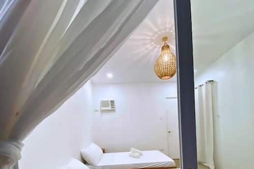 Habitación familiar, se aceptan mascotas, frente al mar | Camas extra y ropa de cama