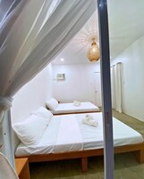 Habitación familiar, Se admiten mascotas, frente a la playa | Camas supletorias y ropa de cama