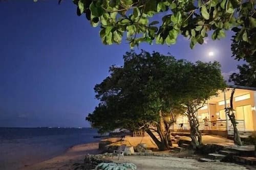 Playa privada y playa de arena blanca
