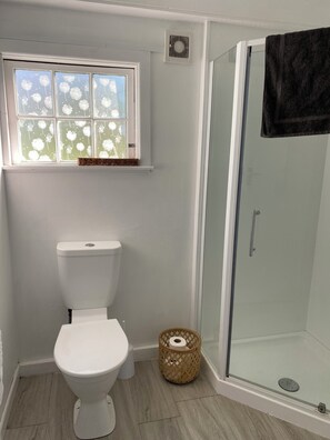 Shower, hair dryer, towels, soap - Cricklewood Farmstay, Alpaca walk and hot tub (Coal Stream)