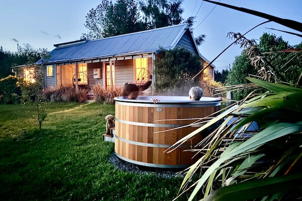 Lovely cottage, amazing hot tup and some lovely farm animals!