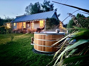 Outdoor spa tub - Cricklewood Farmstay, Alpaca walk and hot tub (Coal Stream)
