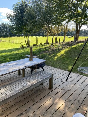 Outdoor dining - Cricklewood Farmstay, Alpaca walk and hot tub (Coal Stream)