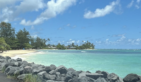 Beach nearby, sun-loungers, beach towels