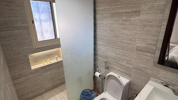 舒適套房 | 浴室 | 淋浴設備、提供毛巾、番梘、洗頭水