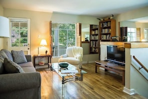 Living area - Artist Home Upstairs unit duplex in Historic Cherrywood (Austin)