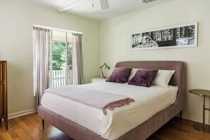 2 bedrooms, iron/ironing board, WiFi, bed sheets - Artist Home Upstairs unit duplex in Historic Cherrywood (Austin)