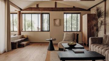 Luxury-Doppelzimmer, Terrasse, Blick auf den Innenhof | Daunenbettdecken, Verdunkelungsvorhänge, schallisolierte Zimmer