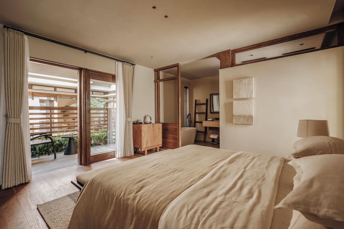 1 bedroom, down duvets, blackout curtains, soundproofing