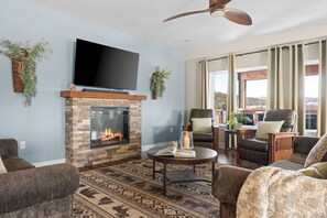 Een smart-tv, een open haard, videogames en een tafeltennistafel