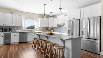 雪櫃、微波爐、焗爐、爐具