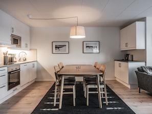 Een koelkast, een microgolfoven, een oven, een vaatwasser