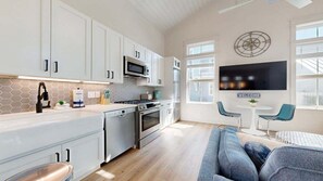 Kühlschrank, Mikrowelle, Herdplatte, Geschirrspüler