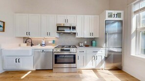 Kühlschrank, Mikrowelle, Herdplatte, Geschirrspüler