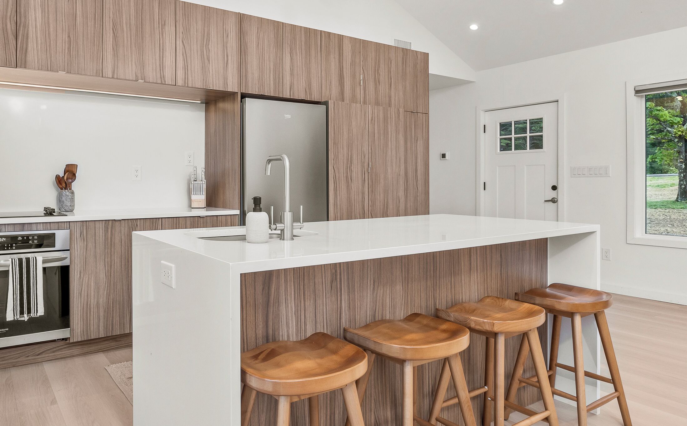 Jääkaappi, mikroaaltouuni, uuni, liesi