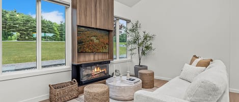 Smart TV, fireplace
