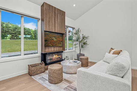Smart TV, fireplace. Rabbit Run at Carter Bridge Estate